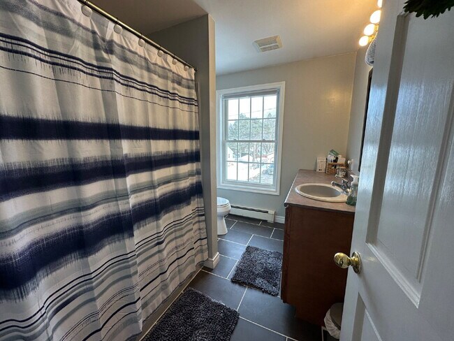 Building Photo - Executive-Style 3BR Single-Family Home on Quiet Dead-End Street – South Portland