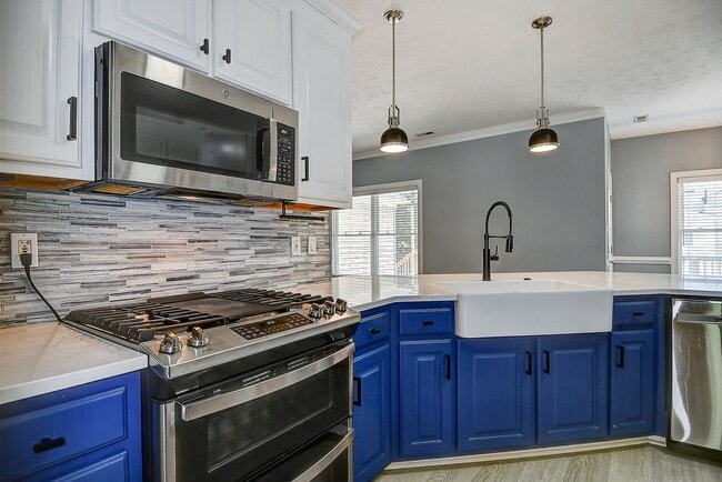 Building Photo - Tastefully Renovated Ranch in Hickory on q...