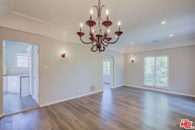 Building Photo - 253 S Elm Dr