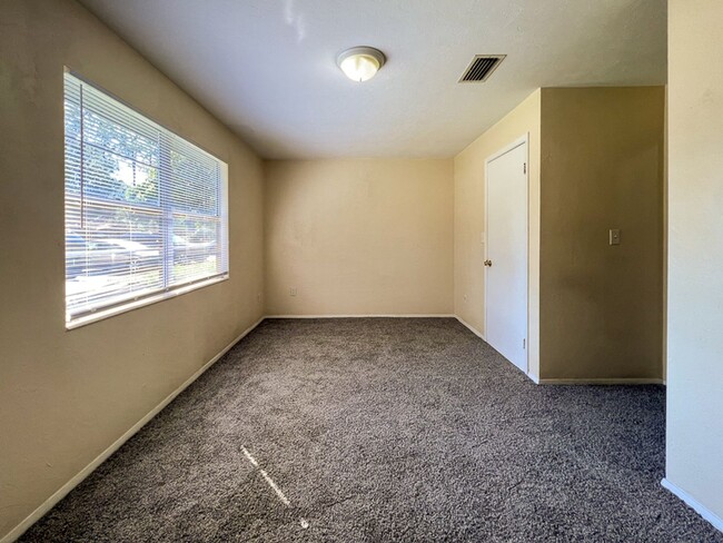 Building Photo - 2BR/1BA Apartment - Available NOW!