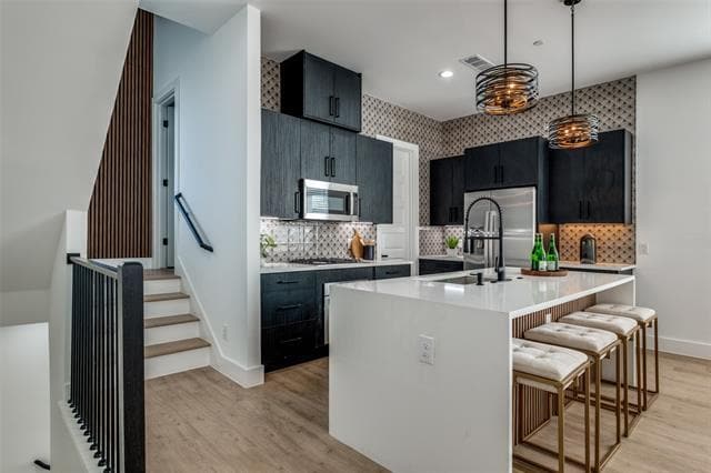 Building Photo - 723 W 10th St