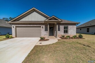 Building Photo - 14976 Greenleaf Dr