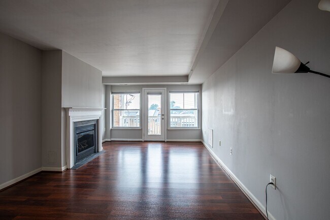 Building Photo - Charming 2 BR/2 BA Condo in Barry Farms!