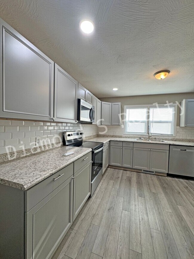 Building Photo - Updated and Located near Mercy Hospital!  ...