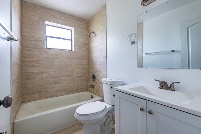 Building Photo - Bright & Modern 1-Bedroom Apartment in Pri...