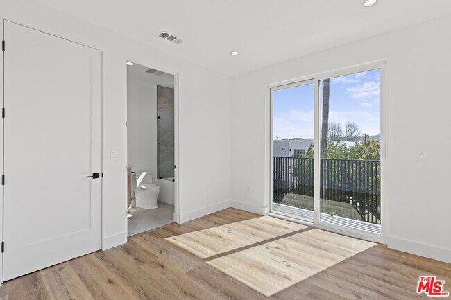 Building Photo - 10915 Hesby St