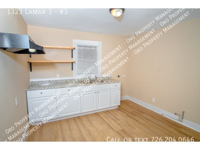 Building Photo - 1323 Lamar St