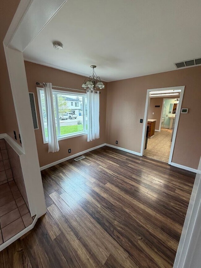 Building Photo - 3831 Duplex Ct SE