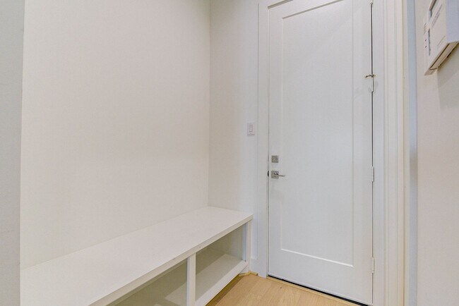 Building Photo - Modern luxury home in well established inn...