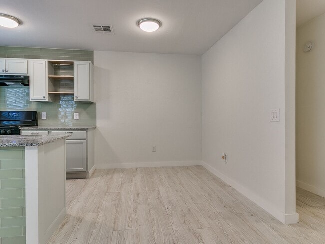 Building Photo - 4 bedroom 2 bath home in Tecumseh!