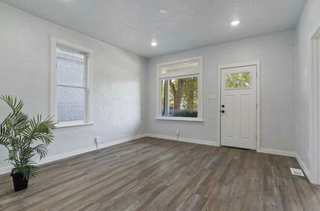 Building Photo - 322 30th St