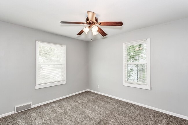 Building Photo - 3 Bed, 1 Bath Home with Deck & Fenced Backyard