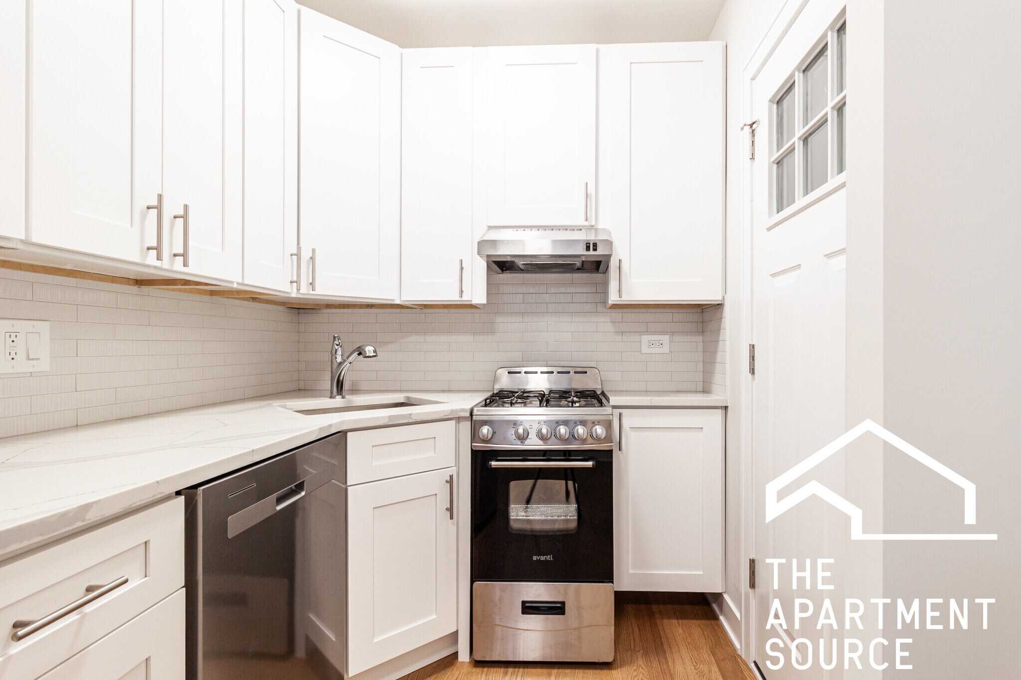 Building Photo - 516 W Cornelia Ave