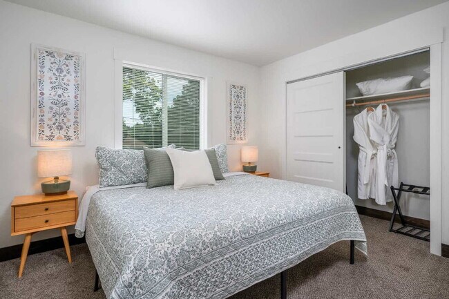 Building Photo - Downtown furnished rental w/ all utilities included (avail. Oct. thru May only)