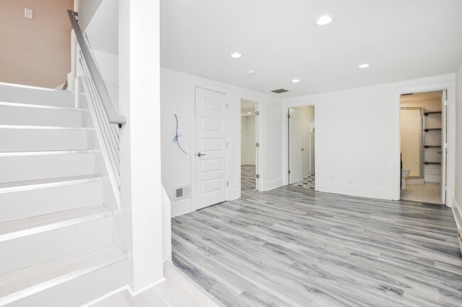 Building Photo - 408 15th Ave SW