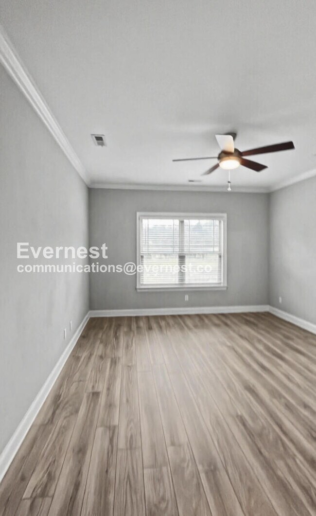 Building Photo - 3 Bed, 2 Bath Home with Garage / Pet-Friendly / Available Now!