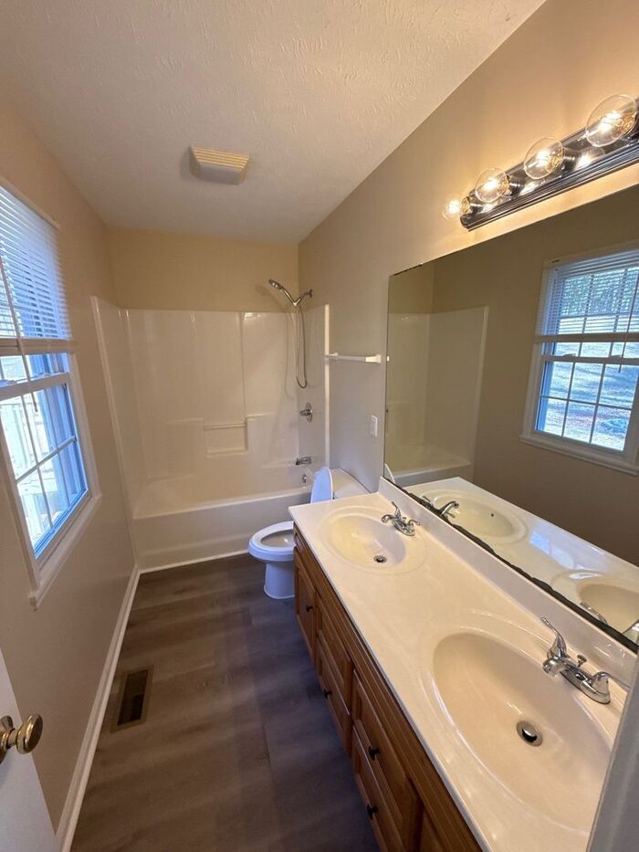 Building Photo - 517 N Pine Ln