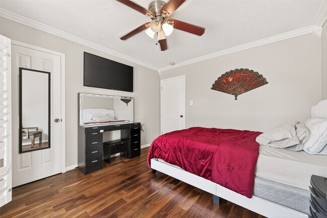 Building Photo - 805 Camelot Ln