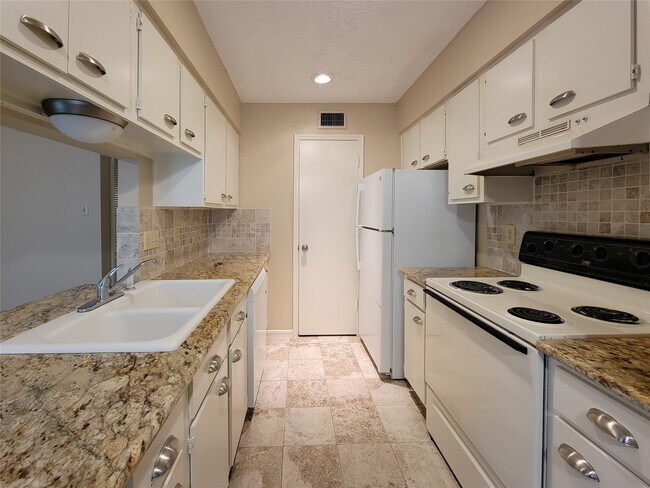 Building Photo - 700 Thicket Ln
