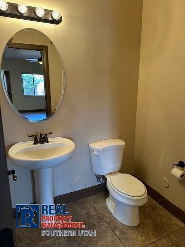 Building Photo - Washington Townhome
