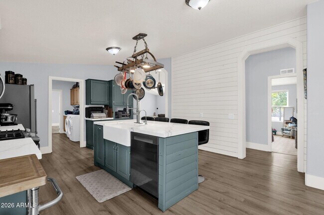 Building Photo - 851 W Quail Cir