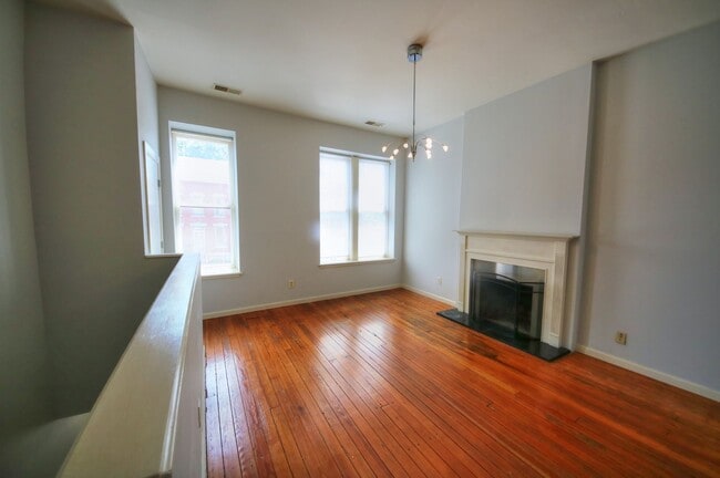 Building Photo - 2325 1/2 B Hickory St.