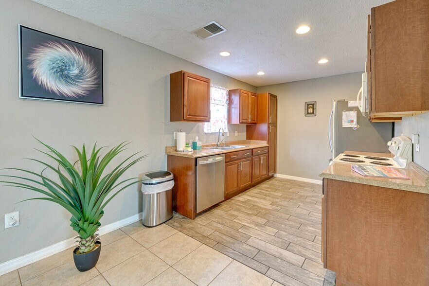 Building Photo - 1555 N Tuttle Ave