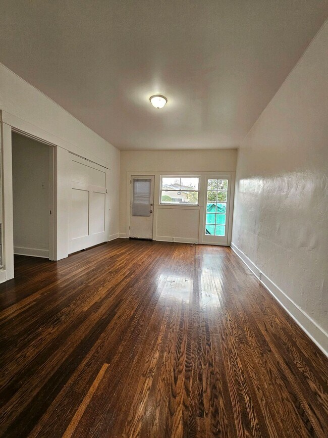 Building Photo - 1058 Molino #9