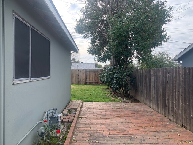 Building Photo - Newly renovated 3 bedroom 2 bath home in C...