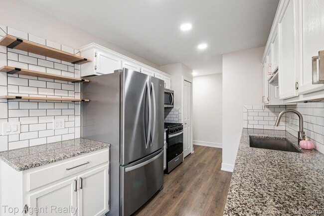 Building Photo - 38887 Country Cir