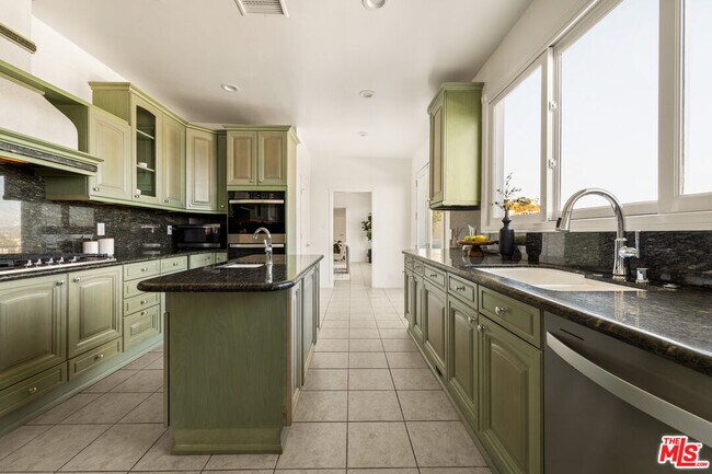 Building Photo - 8527 Hedges Way
