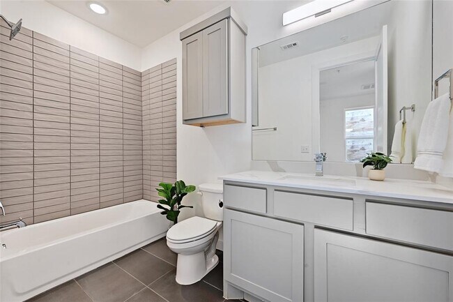 Building Photo - 2804 S 1st St