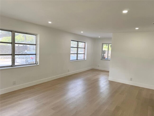Building Photo - 890 SW 28th St
