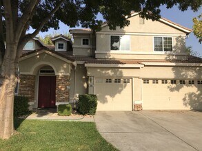 Building Photo - Beautiful 4 Bedroom, 2.5 Bath Master BR downstairs Tracy Home
