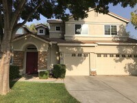 Building Photo - Beautiful 4 Bedroom, 2.5 Bath Master BR downstairs Tracy Home