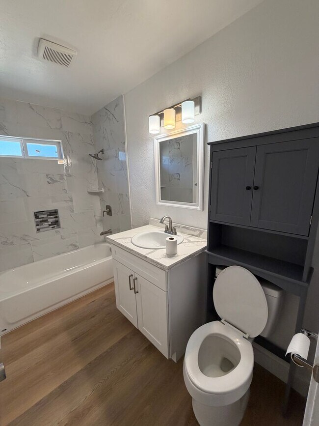 Building Photo - WoW! Newley Remodeled 3 BD 1 Ba house with a 1 Car Garage in East Bakersfield