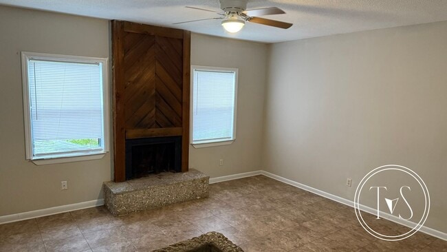 Building Photo - 1069 Kelly Dr