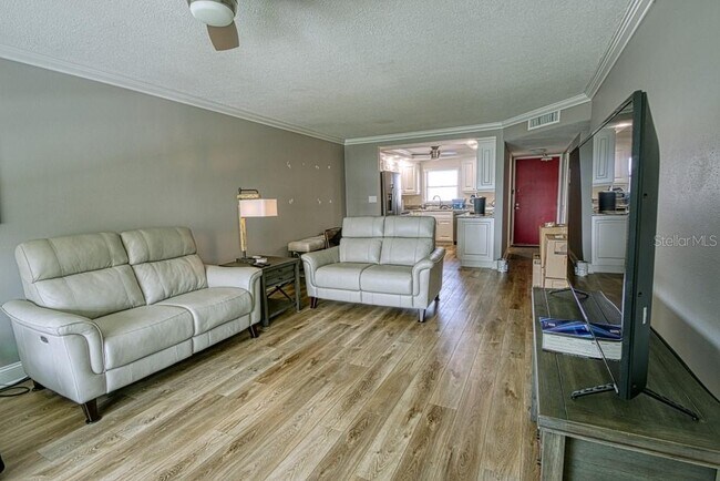 Building Photo - 4575 Cove Cir