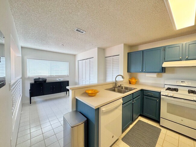 Building Photo - Winterset Condo with Gorgeous Sunset Views!