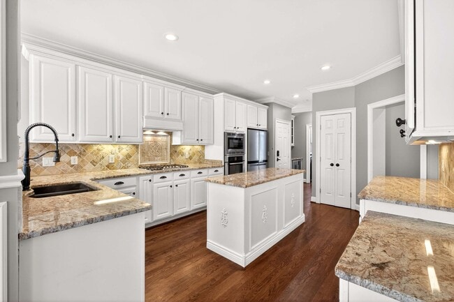 Building Photo - 6 Portrush Ct