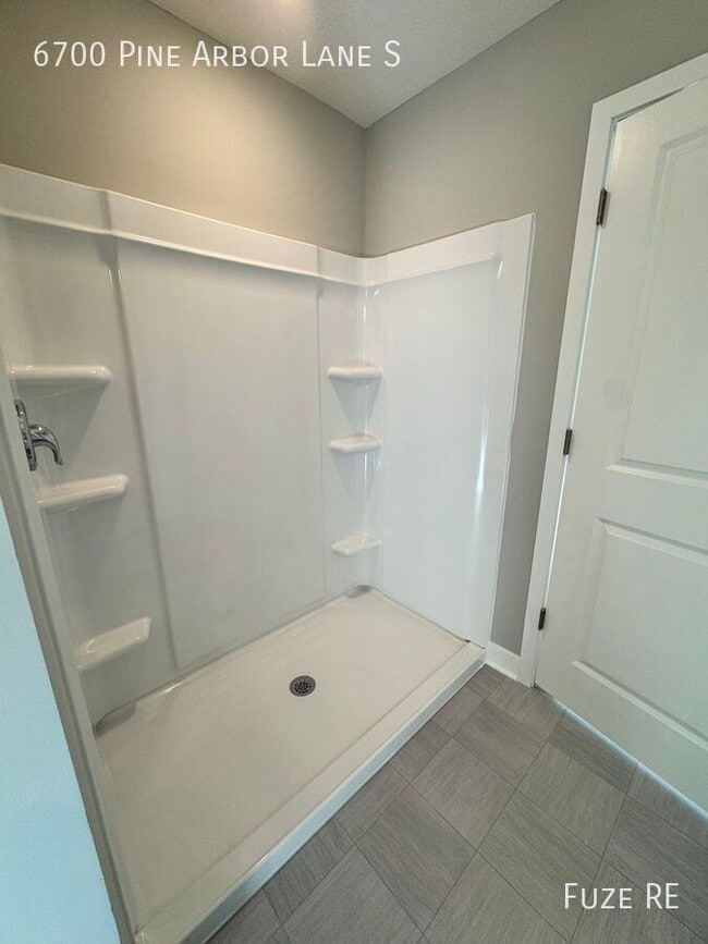 Building Photo - 6700 Pine Arbor Ln S