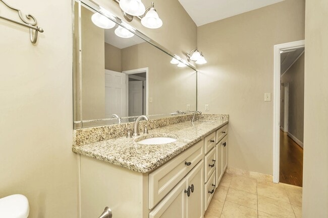 Building Photo - ** 3 bed 2 bath located in McGehee Estate ...