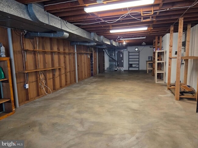 Building Photo - 25020 Oak Dr