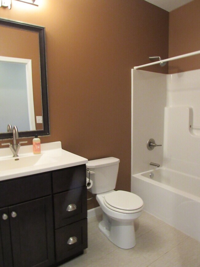 Building Photo - 405 E Palace Row