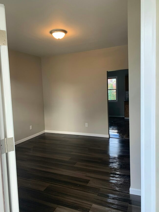 Building Photo - 413 Silvercliffs Ave