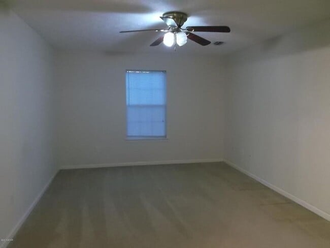 Building Photo - Cozy 3Bed/2Ba Home, Conveniently Located! *1/2 OFF Security Deposit for Active-Duty Military!!*