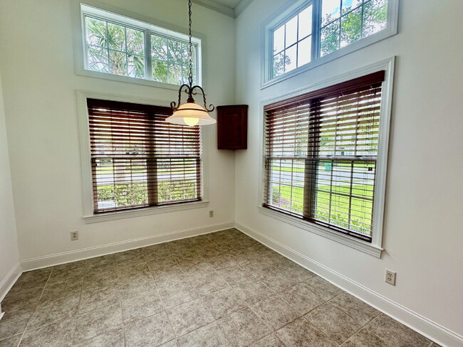 Building Photo - Three Bedroom Carriage House in Hampton Hall!