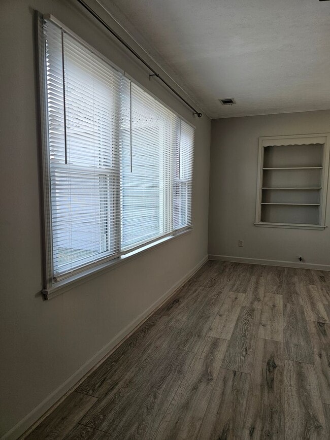 Building Photo - Very updated, cozy two bedroom across from BGHS