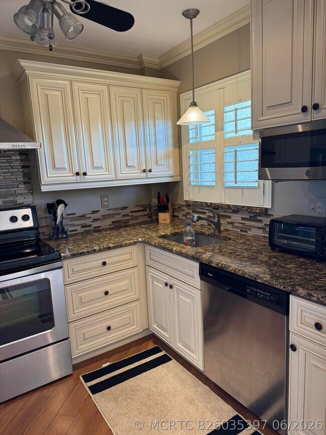 Building Photo - 650 Snug Harbor Dr