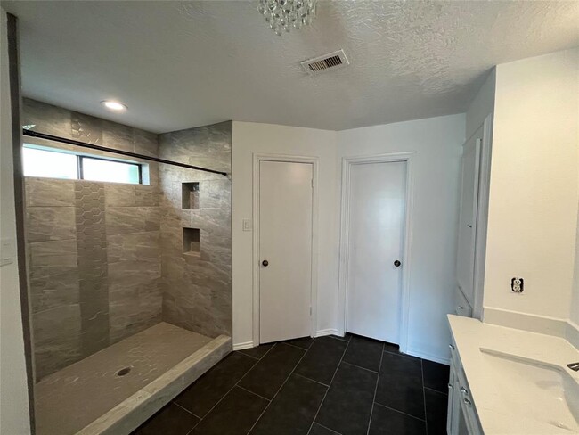 Building Photo - 2115 Redcliff Dr